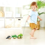 Дървена играчка за дърпане Hape - Семейство жаби