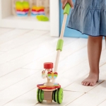 Дървена играчка за бутане Hape - Танцуваща пеперуда