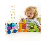 Дървен комплект Hape - Разноцветно влакче с кубчета