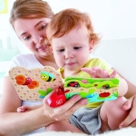 Дървена книжка Hape - Пчеличка