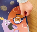 Творчески комплект Hape - Книжка за апликации с фолио, Космос