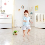 Дървена играчка за дърпане Hape - Жабка