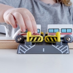 Игрален комплект Hape - Автоматични прегради при пресичане на ЖП линии