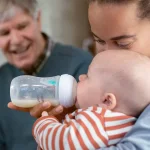 Комплект за новородено Philips Avent Natural Response с AirFree клапа - с 4 шишета за хранене, залъгалка и четка за почистване
