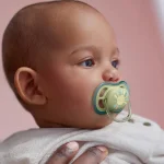 Залъгалки Philips Avent - Ultra Air, сини с декорация Слънце и дъга с кутия за стерилизиране, 0-6 m, 2 броя