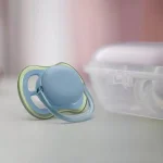 Залъгалки Philips Avent - Ultra Air, Неутрални синьо и зелено с кутия за стерилизиране, 0-6 m, 2 броя