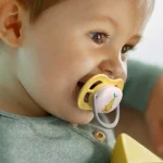 Залъгалки Philips Avent - Ultra Air Happy, с декорация Ябълка и круша с кутия за стерилизиране, 0-6 m, 2 броя