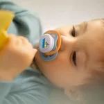 Залъгалки Philips Avent - Ultra Air Happy, с декорация Надпис и лодка с кутия за стерилизиране, 0-6 m, 2 броя