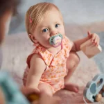 Залъгалки Philips Avent - Ultra Air Happy, с декорация Цвете и надпис с кутия за стерилизиране, 0-6 m, 2 броя