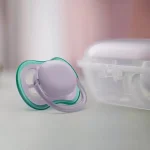 Залъгалки Philips Avent - Ultra Air, Неутрални лилаво и зелено с кутия за стерилизиране, 0-6 m, 2 броя