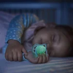 Залъгалки Philips Avent - Ultra Air Night, с декорация Звезди и птица с кутия за стерилизиране, 6-18 m, 2 броя