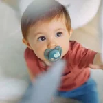 Залъгалки Philips Avent - Ultra Soft, с декорация Пиле и перо с кутия за стерилизиране, 6-18 m, 2 броя