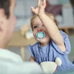 Залъгалки Philips Avent - Ultra Air, с декорация Тигър и заек с кутия за стерилизиране, 18m+, 2 броя