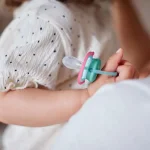 Залъгалки Philips Avent - Ultra Air, с декорация Тигър и заек с кутия за стерилизиране, 18m+, 2 броя