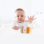 Дървена играчка Hape - Дрънкалка, буталка