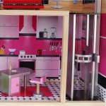 Дървена къща за кукли Moni Toys - Isabella, с обзавеждане и асансьор