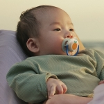 Залъгалки Philips Avent - Ultra Air, с декорация Мече и плод с кутия за стерилизиране, 0-6 m, 2 броя