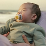 Залъгалки Philips Avent - Ultra Air, с декорация Мече и плод с кутия за стерилизиране, 0-6 m, 2 броя