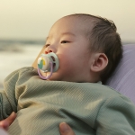 Залъгалки Philips Avent - Ultra Air, с декорация Папагал и ягода с кутия за стерилизиране, 0-6 m, 2 броя