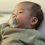 Залъгалки Philips Avent - Ultra Air, за момче, пастелни цветове с кутия за стерилизиране, 0-6 m, 2 броя