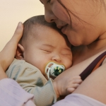 Залъгалки Philips Avent - Ultra Air, с декорация Леопард и гъсеница с кутия за стерилизиране, 0-6 m, 2 броя