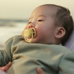 Залъгалки Philips Avent - Ultra Air, за момиче, пастелни цветове с кутия за стерилизиране, 0-6 m, 2 броя