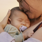 Залъгалки Philips Avent - Ultra Air, за момиче, пастелни цветове с кутия за стерилизиране, 0-6 m, 2 броя