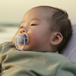 Залъгалки Philips Avent - Ultra Air, с декорация Пеперуда и птица с кутия за стерилизиране, 0-6 m, 2 броя