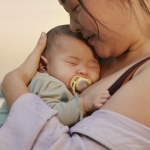 Залъгалки Philips Avent - Ultra Air, с декорация Пеперуда и птица с кутия за стерилизиране, 0-6 m, 2 броя