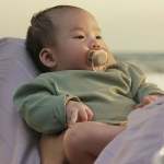 Залъгалки Philips Avent - Ultra Air, Неутрални пастелни цветове с кутия за стерилизиране, 0-6 m, 2 броя