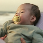 Залъгалки Philips Avent - Ultra Air, Неутрални пастелни цветове с кутия за стерилизиране, 0-6 m, 2 броя