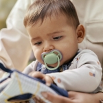 Залъгалки Philips Avent - Ultra Air, Зелена & Розова с кутия за стерилизиране, 6-18 m, 2 броя