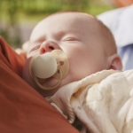 Залъгалки Philips Avent - Ultra Soft, пастелни цветове с кутия за стерилизиране, 0-6 m, 2 броя