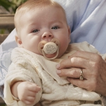 Залъгалки Philips Avent - Ultra Soft, с декорация Птица и охлюв с кутия за стерилизиране, 0-6 m, 2 броя