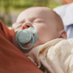 Залъгалки Philips Avent - Ultra Soft, с декорация Птица и охлюв с кутия за стерилизиране, 0-6 m, 2 броя