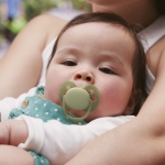 Залъгалки Philips Avent - Ultra Soft, за момче, пастелни цветове с кутия за стерилизиране, 6-18 m, 2 броя