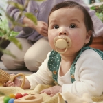 Залъгалки Philips Avent - Ultra Soft, за момче, пастелни цветове с кутия за стерилизиране, 6-18 m, 2 броя