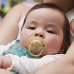 Залъгалки Philips Avent - Ultra Soft, с декорация Птица и катеричка с кутия за стерилизиране, 6-18 m, 2 броя