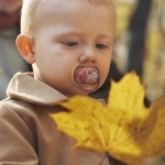 Залъгалки Philips Avent - Ultra Air, с декорация Маймунка и хамелеон с кутия за стерилизиране, 18 m+, 2 броя