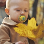 Залъгалки Philips Avent - Ultra Air, с декорация Маймунка и жаба с кутия за стерилизиране, 18 m+, 2 броя