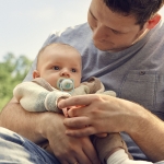 Залъгалки Philips Avent - Ultra Air Night, с декорация Tигър и ленивец с кутия за стерилизиране, 0-6 m, 2 броя