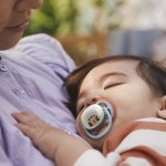 Залъгалки Philips Avent - Ultra Air Night, с декорация Tигър и ленивец с кутия за стерилизиране, 0-6 m, 2 броя