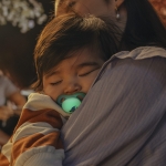 Залъгалки Philips Avent - Ultra Air Night, с декорация Маймунка и хамелеон с кутия за стерилизиране, 6-18 m, 2 броя