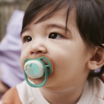 Залъгалки Philips Avent - Ultra Air Night, с декорация Маймунка и хамелеон с кутия за стерилизиране, 6-18 m, 2 броя