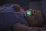 Залъгалки Philips Avent - Ultra Air Night, Неутрални пастелни цветове с кутия за стерилизиране, 0-6 m, 2 броя