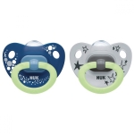 Силиконови залъгалки NUK - Happy Nights, с кутия за стирилизиране, 0-6 m, 2 броя