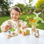 Дървен комплект Hape - Kола с електрическа вятърна турбина, 12 части